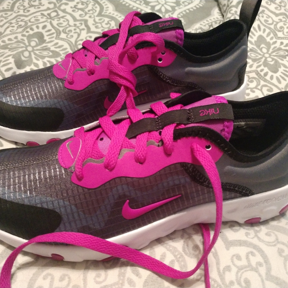 Nike sneakers 5.5 youth